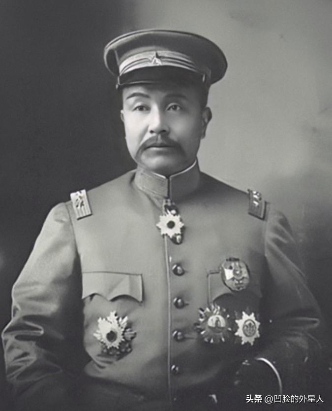 1916年，临死前袁世凯把儿子叫到床前：“你不要送葬，开枪打死穿红衣服的人”，几