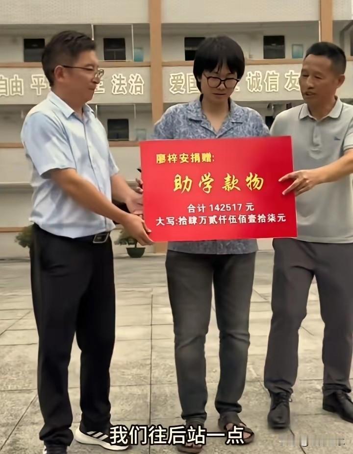 子安这回干的事，我听完是真服气

他小时候苦，吃百家饭长大的，在学校谁都能踩一脚
