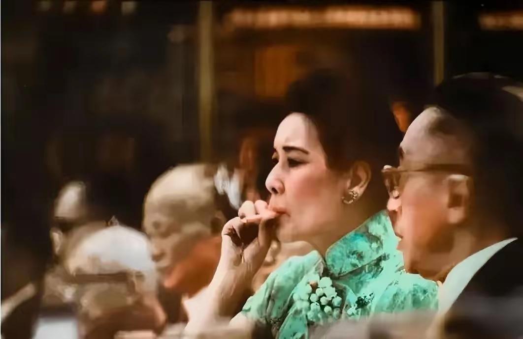 这是宋美龄在开会现场抽烟的情景，看到这个画面，有一个问题我想不明白，我们大家都知