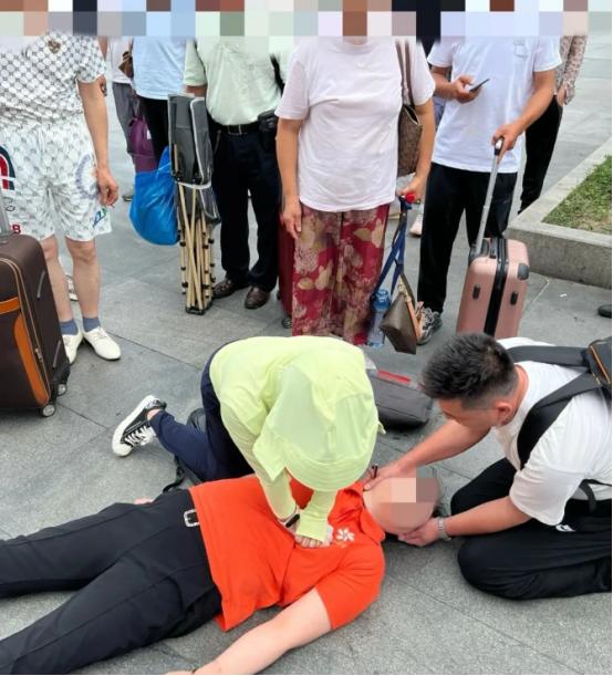 “泪目了！”上海，一男子带着妻子去火车站，可两人刚走到南广场，妻子就倒在地上，没