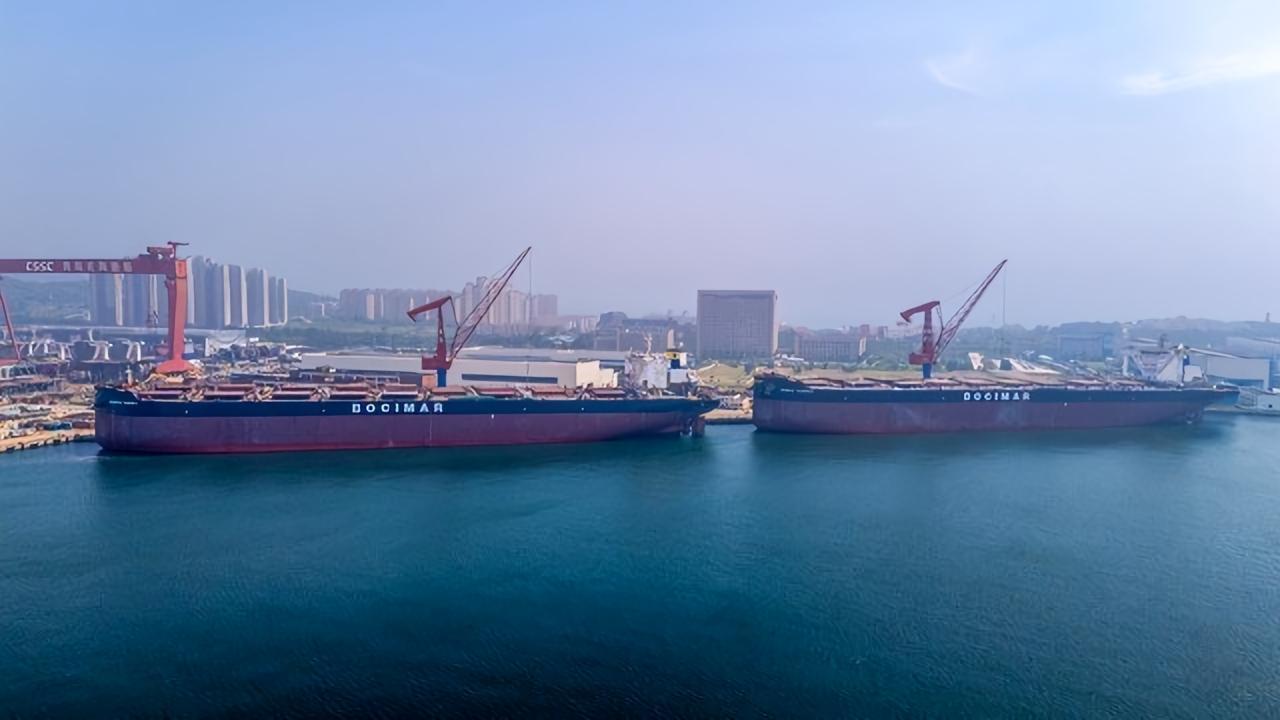 家人们，见识到真正的“工业奇迹”了！1月4日，大连恒力重工1号船坞，四艘三十点六