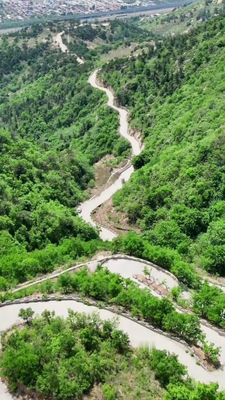 浅浅深深河中水；
曲曲弯弯山间路。