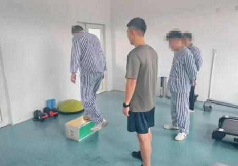 全程惊心动魄仅半分钟！山东戒毒康复人员就餐突发噎食窒息陷入生命危机，巡查干警快速