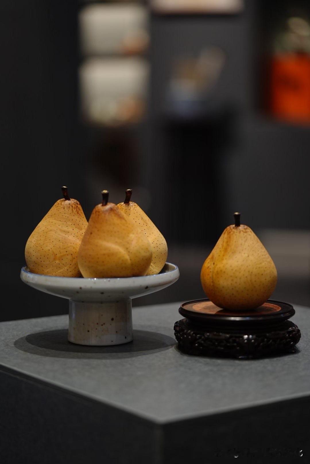 这一枚“梨”，看似简单，却不简单。

黄杨木的质地温润细腻，纹理顺势而生，
那些