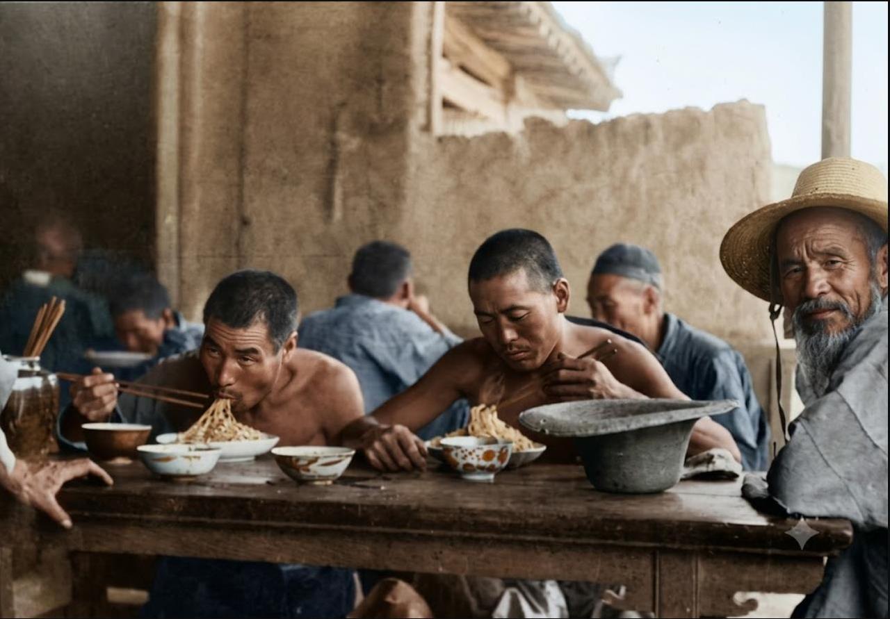 1933年，西宁街头小饭馆，商队赶骡人的一顿歇脚面。
盛夏里光着膀子，粗瓷大碗盛