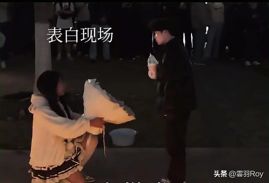 成都的风，终究还是吹到武汉了？
武汉光谷某高校出了个“史诗级整活”：一男生寒假闲