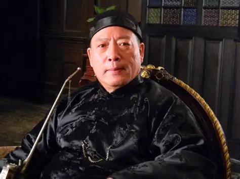 上海滩流传一句老话：黄金荣爱钱，张啸林善打，杜月笙会做人。三个字概括了三大亨的一
