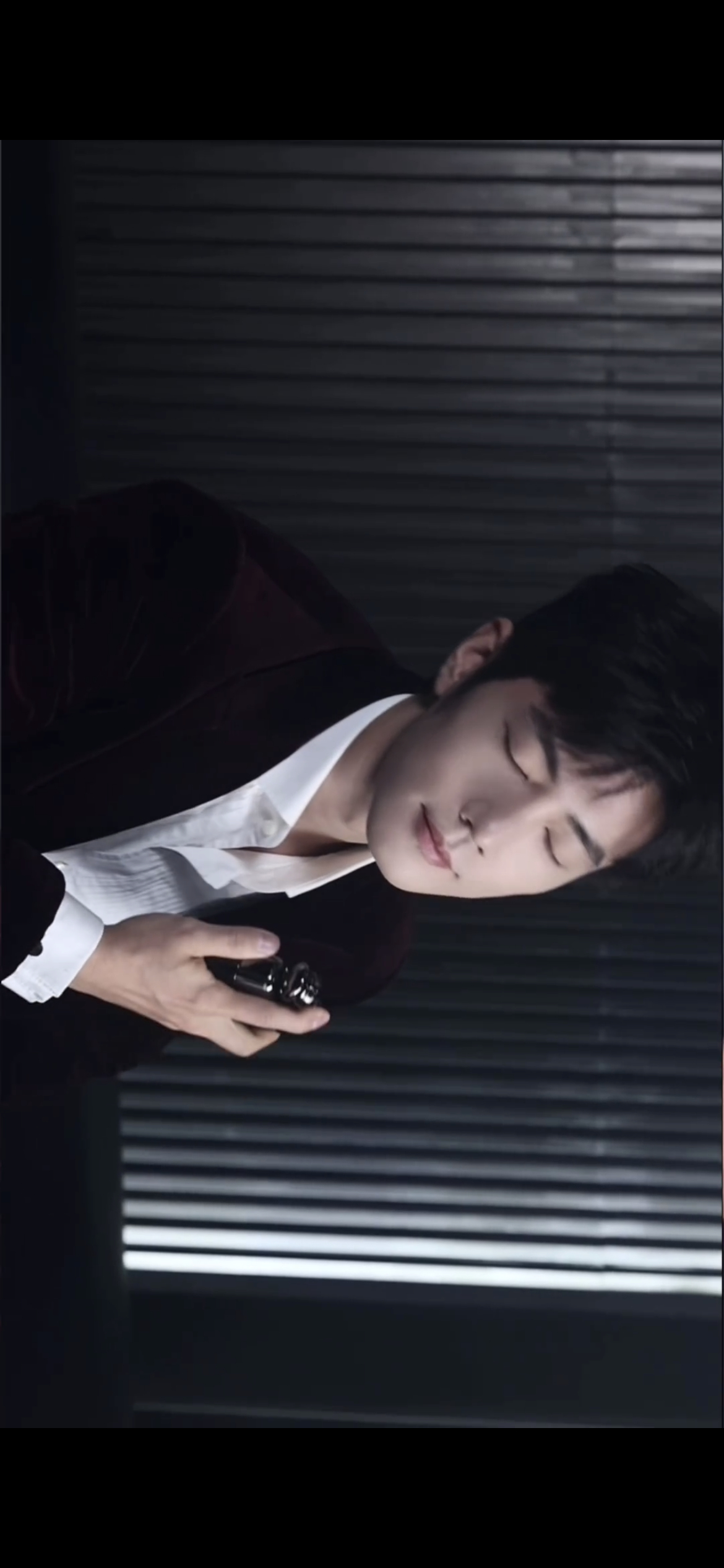 肖战怀里揣香水  肖战揣香水这一下  啊啊啊 