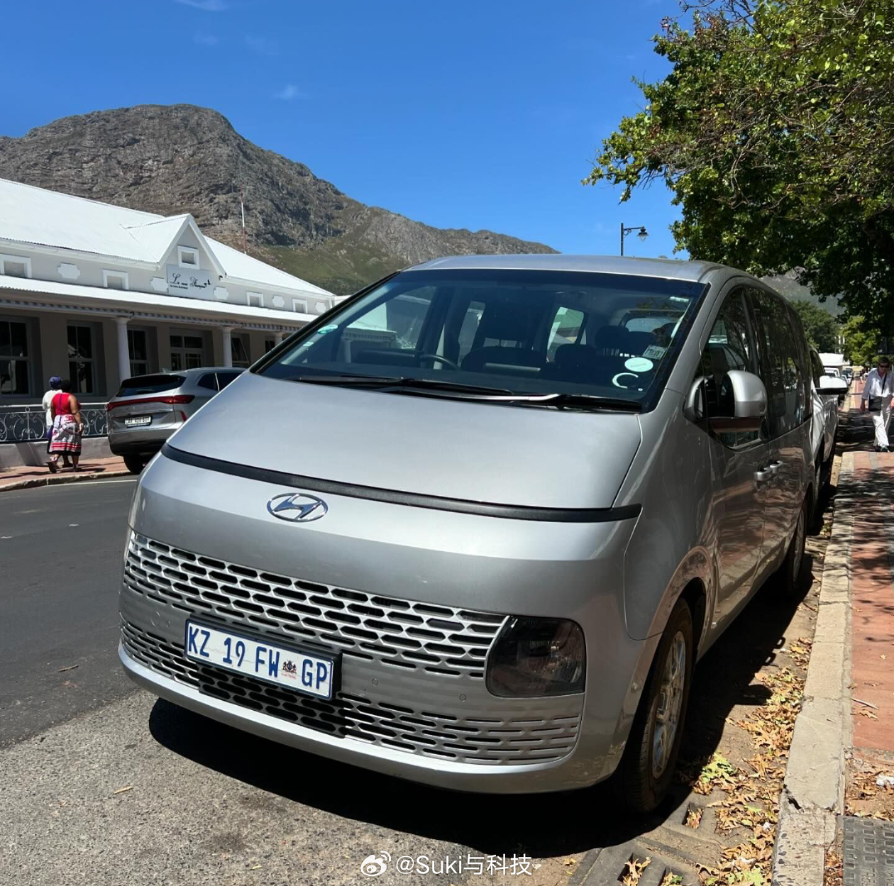 你们觉得到底是谁在抄谁？现代Staria这车的前脸也太眼熟了吧！那条横贯整个车头