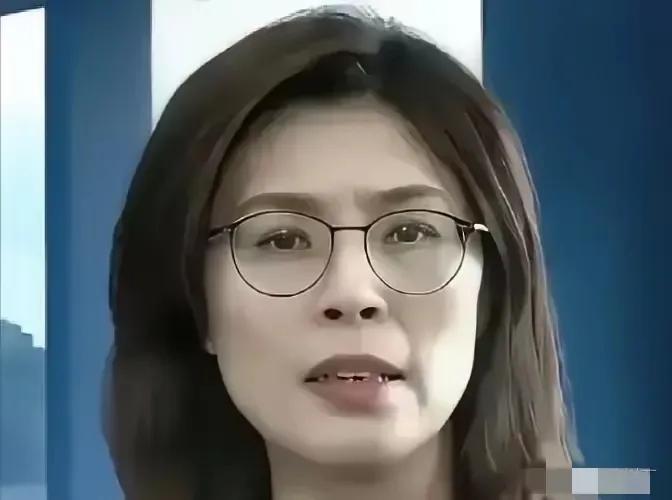 台湾快没气了，国民党主席竟然公开喊话“实在不行求大陆吧”！这话一出，岛内某些人估