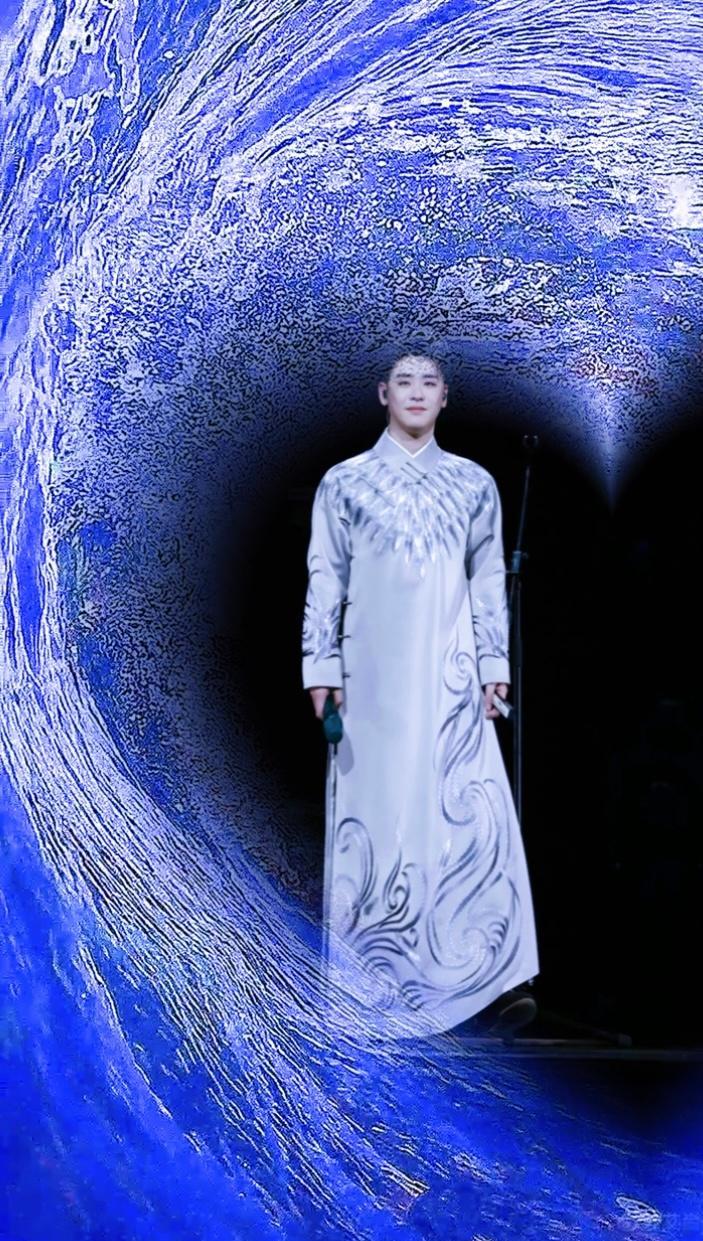 说实话，以前提到曲艺，
我脑子里全是公园遛弯的大爷，
直到看见张云雷，我是真服气