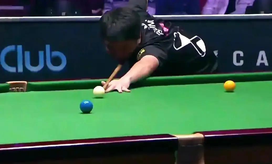 撕掉斯诺克的慢节奏外衣，比赛只剩心跳和秒针追杀。
周跃龙抡起球杆，6分23秒轰出