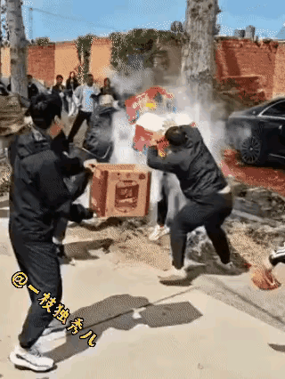 婚闹何时了？

这场面，让人看了都不敢结婚当新郎了。

也不知道什么地方的风俗？