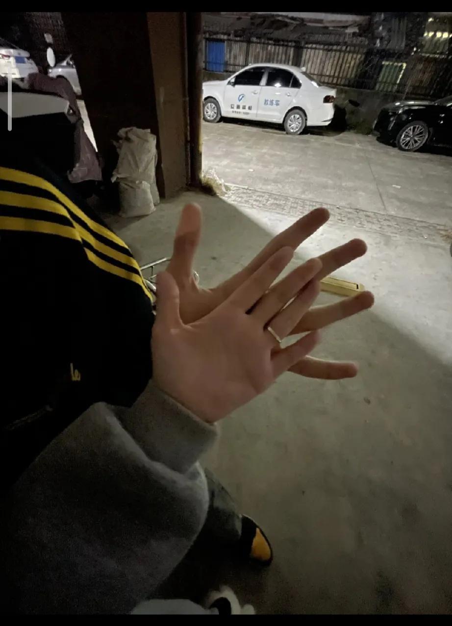 河边初吻，女生推开男生，说“不允许伸舌头”。

网上有个很真实的情侣小故事，一对