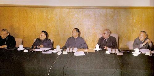 1978年12月，在中共十一届三中全会上
要理解这次会议，不能只盯着会场里的文件