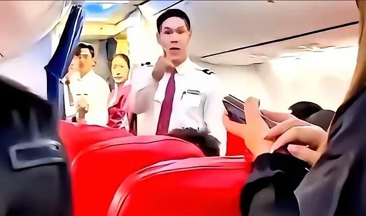 香港机场一名亚航地勤，面对内地女乘客时态度冷漠敷衍，可转头见到外籍白人旅客，瞬间