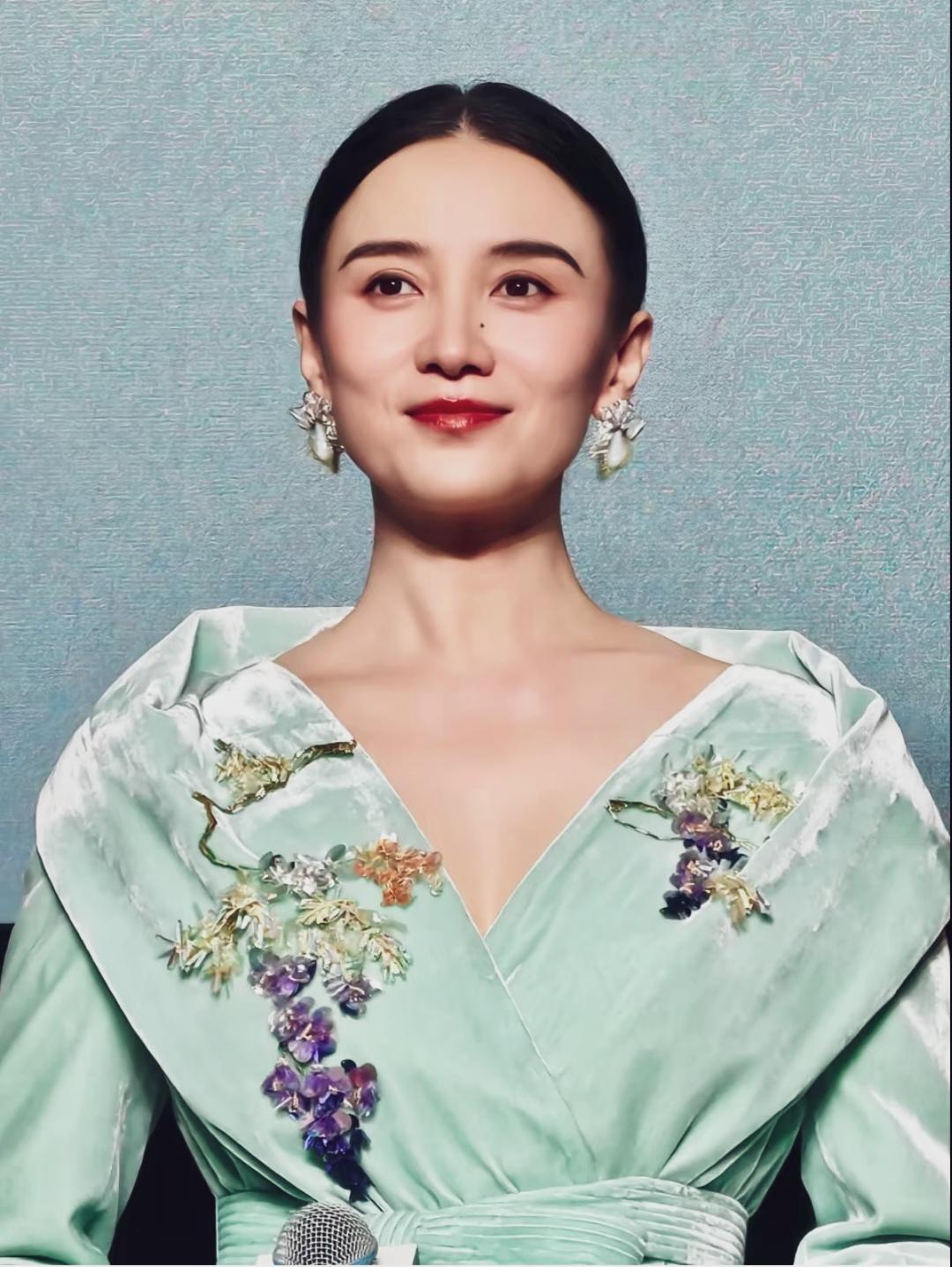 现在她是内娱乐圈最漂亮的吧，天然的美！舒展大气！还没有一点医美痕迹，从中医角度说