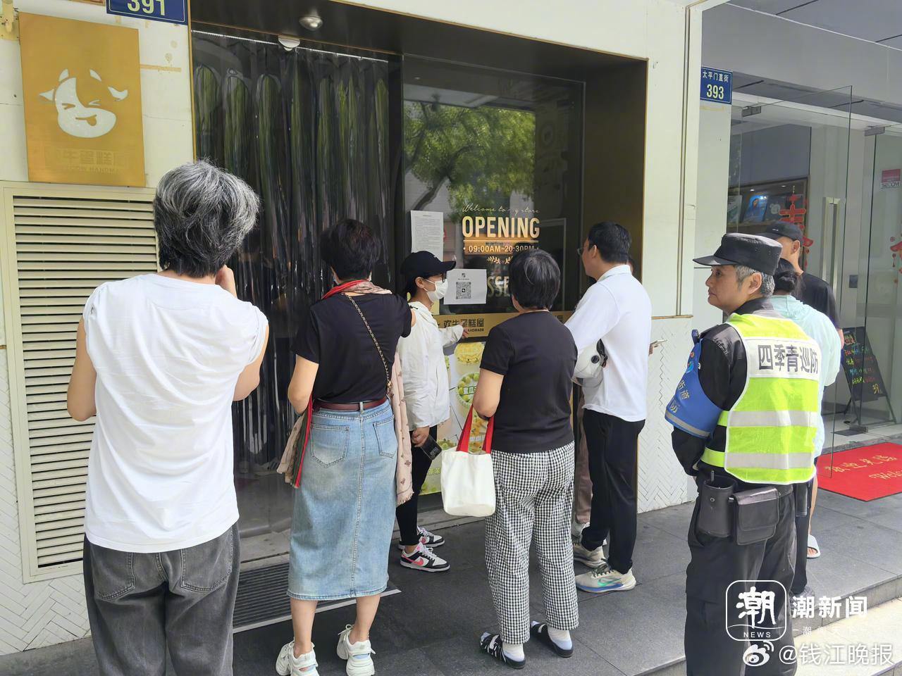 【#欢牛蛋糕倒闭投入近百万的大姐懵了#】一纸“告别公示”，让杭州网红甜品欢牛蛋糕