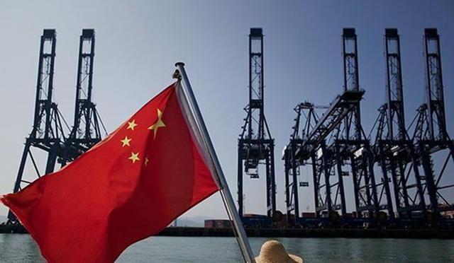 中国政府最牛也是最不容易的地方，就是一边顶着外部势力的围攻，一边忍着内部一群短视