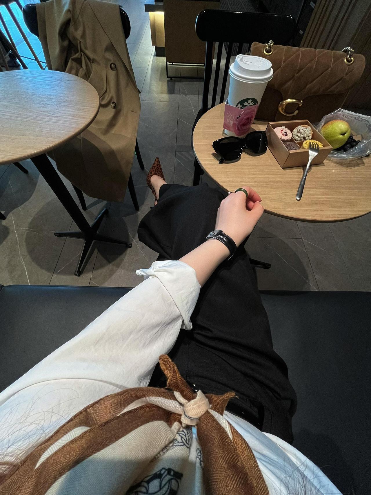 咖啡香裹着松弛，风衣与丝巾温柔，甜点点缀，偷一段慵懒午后。