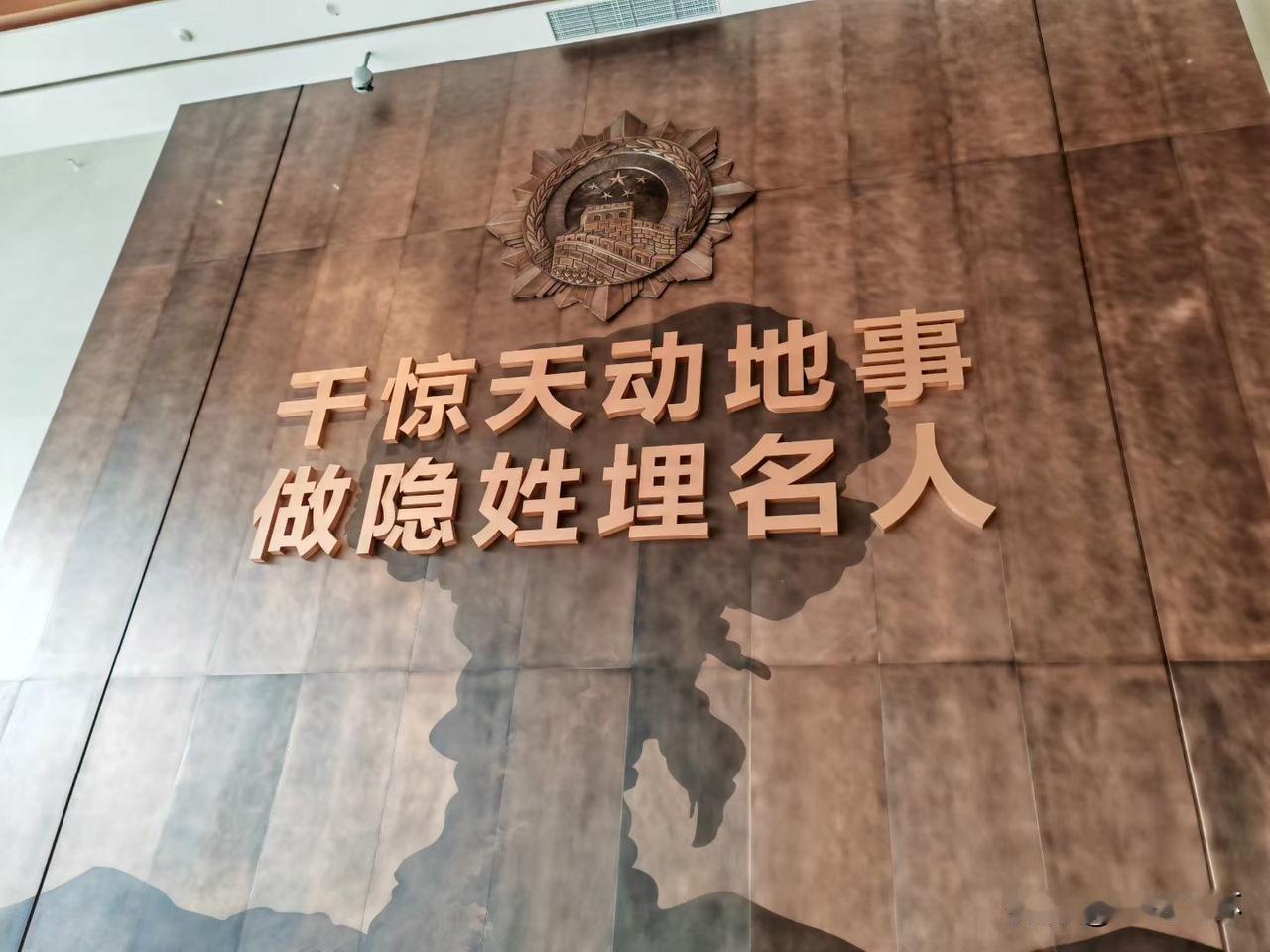 有人提议禁烟，你怎么看禁鸦片烟利国利民，我举双手赞成。而禁香烟，大可不必，分场合
