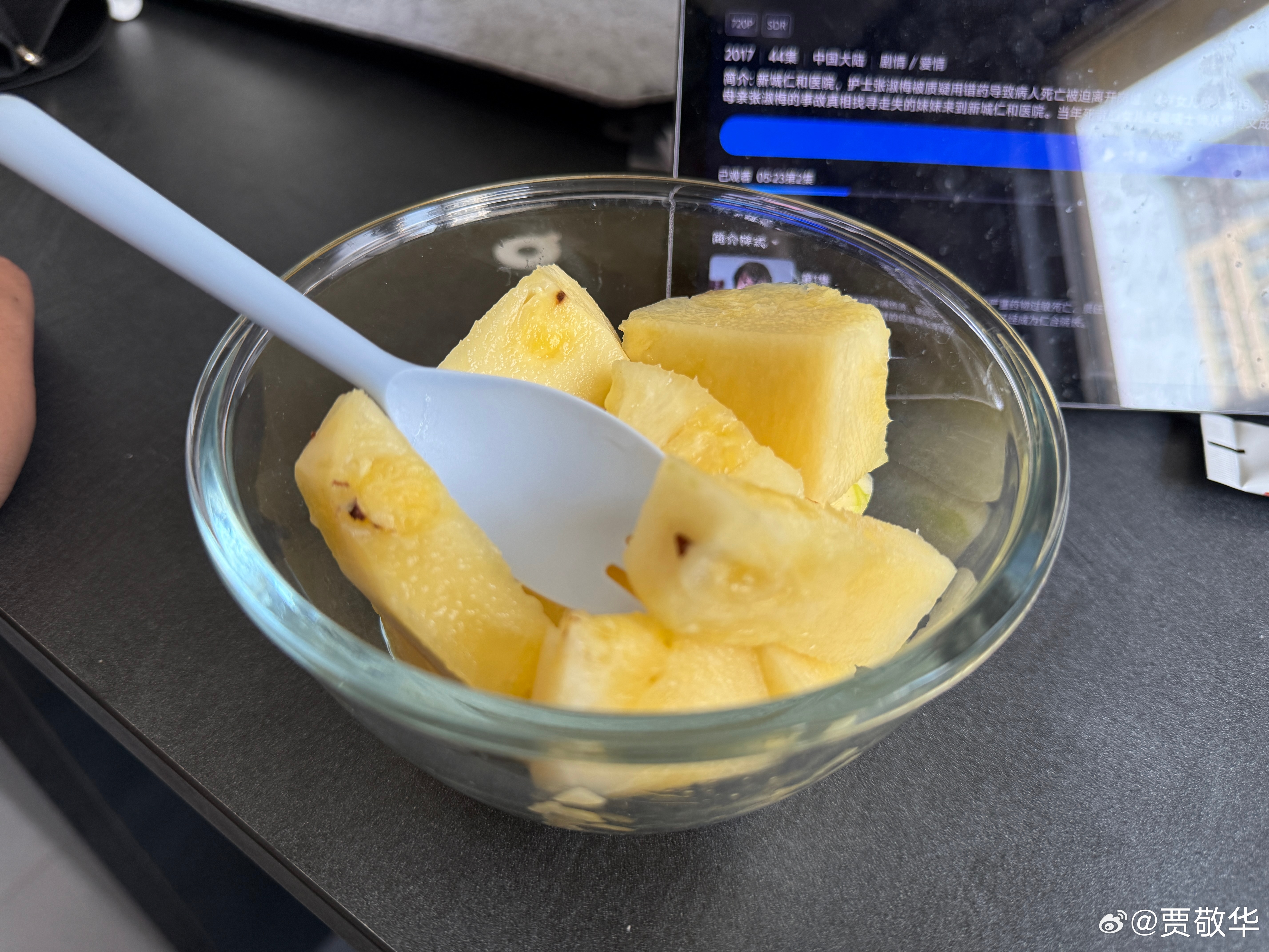 刚才买水果，老板给我科普了菠萝和凤梨的区别。看着外观差不多的水果，名字不一样，口