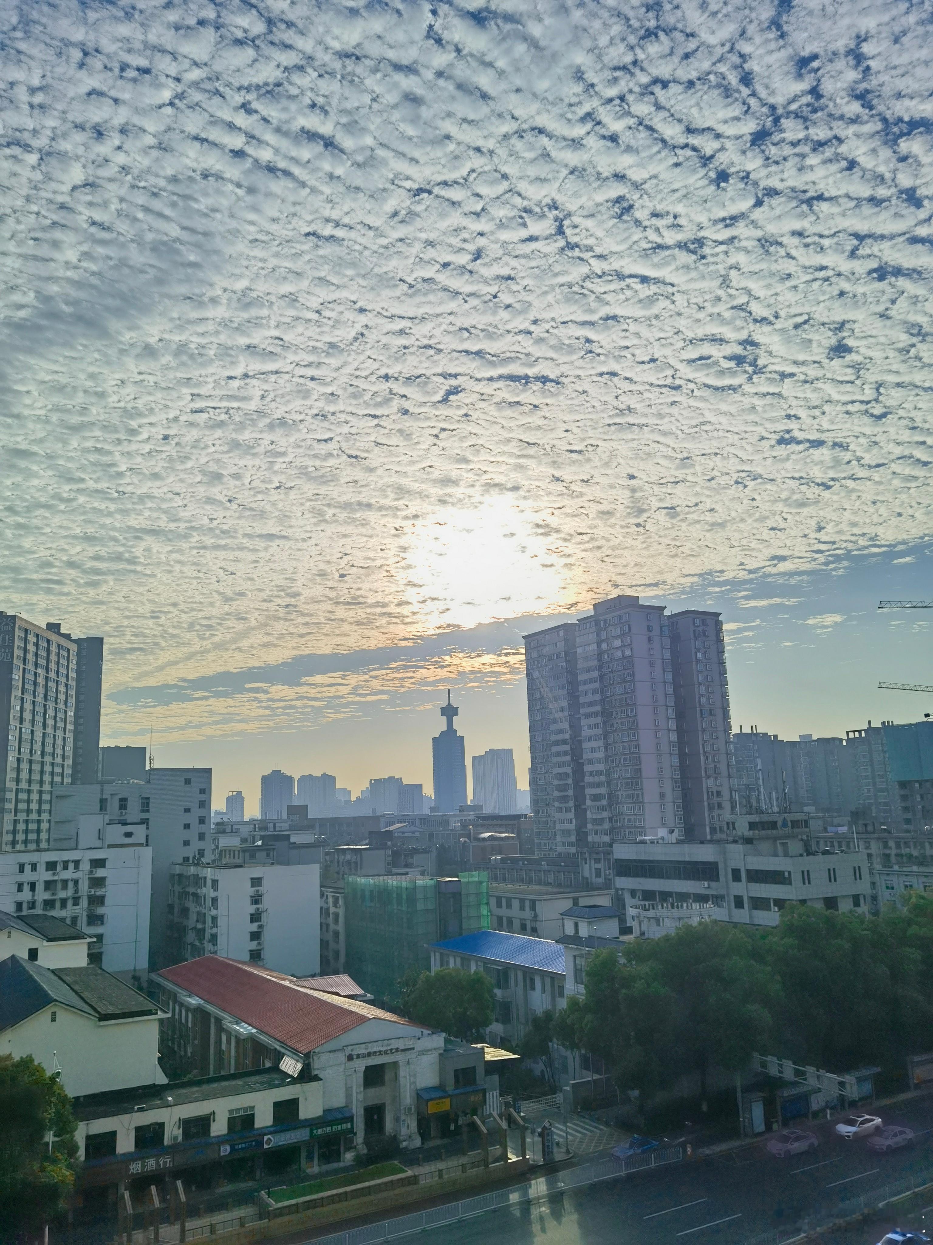 千里江山昆仑雪 映丹霞 云卷千峰画长江潮 奔东海 浪涌万重纱雁驮秋 掠穹苍 一笔