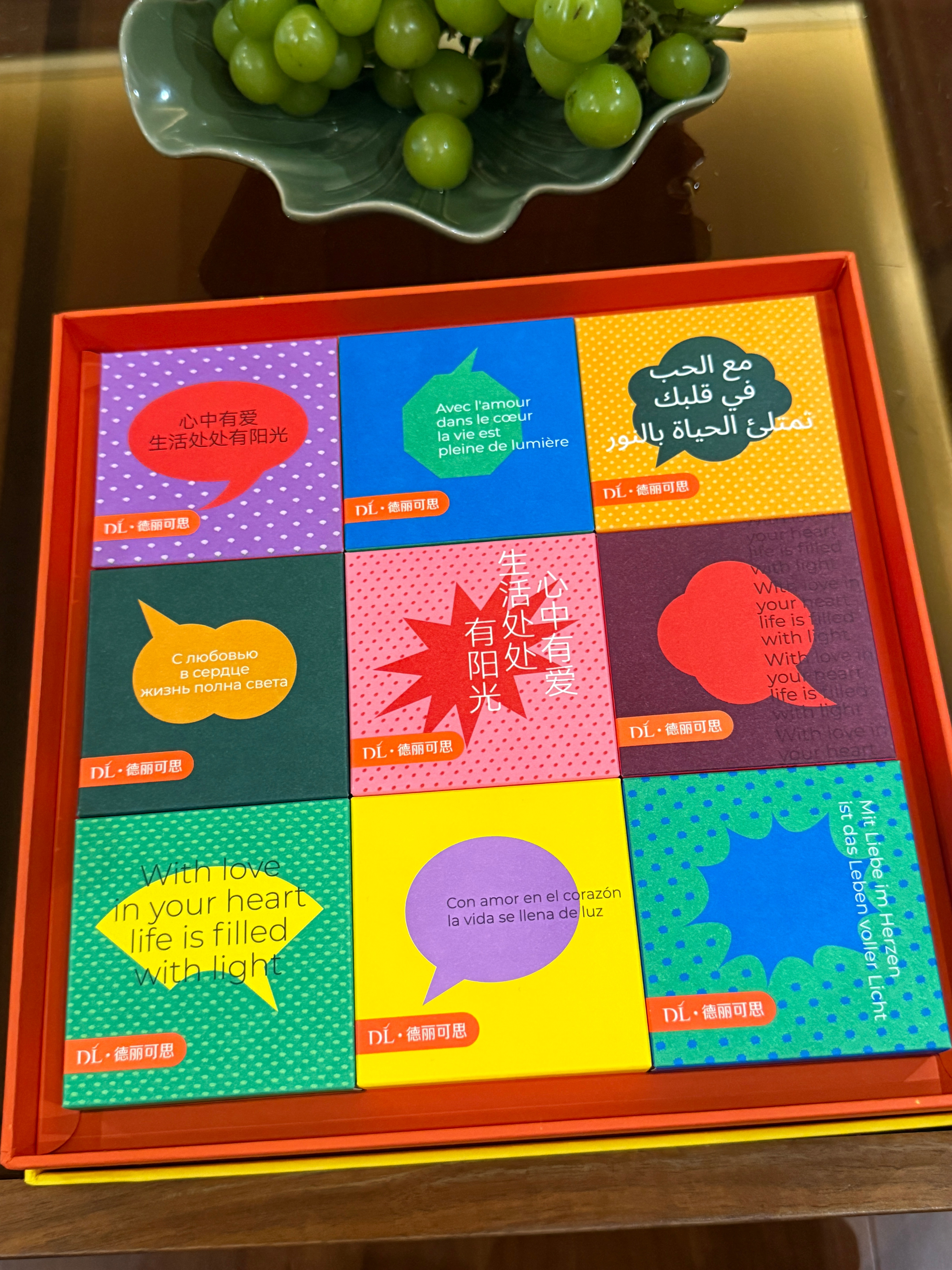 我们仨正在吃月饼，这个是那天去我舅家临走我舅给的，听说是胖东来的自有品牌，价格不