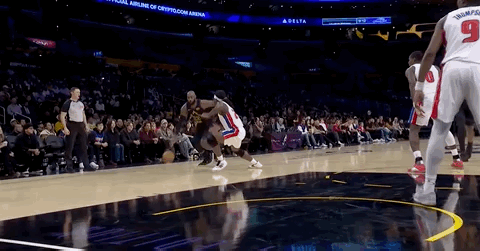 詹姆斯这球，没给投篮犯规，老詹有点无语。 