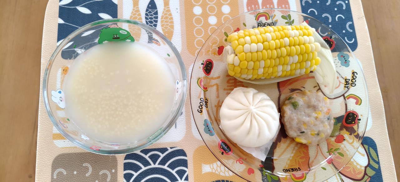 今日份早餐。
电饭锅预约个小米粥，早上起来江上玉米包子和猪肉玉米饼，再去洗漱，换