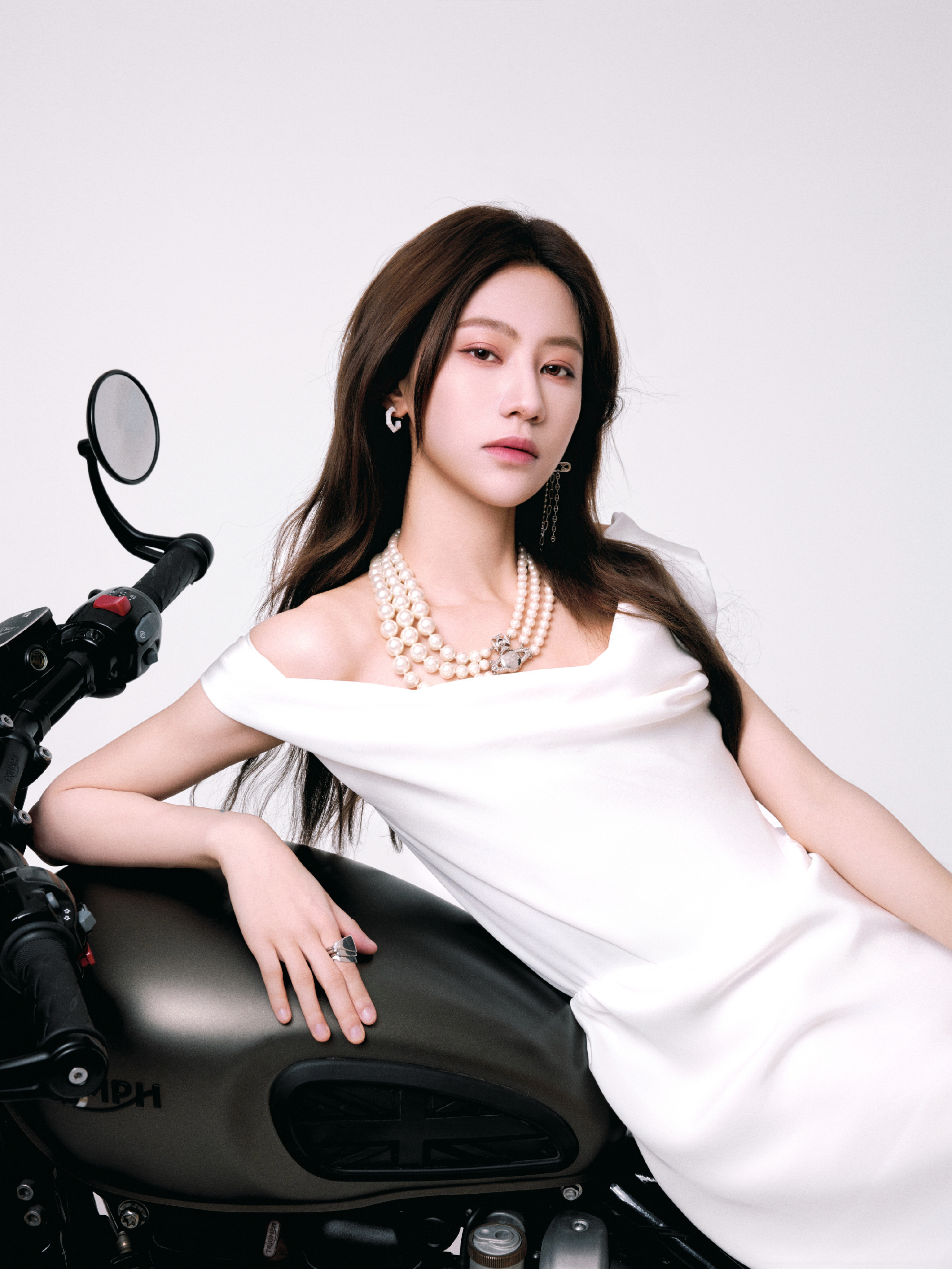 袁一琦今日Vivienne Westwood西太后活动造型，一袭一字肩白色缎面短