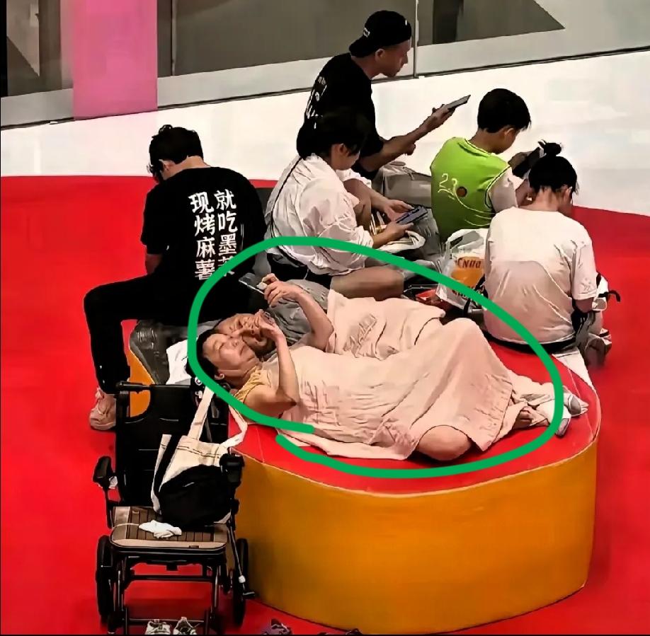 想上热门呀？
为老不尊，恬不知耻！还别说，这对二货还挺滋润，心大脸皮厚！

这种