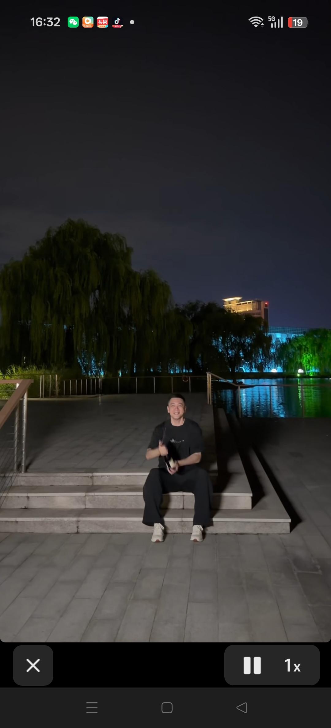 杨鸣指导，生日快乐！
我就想问一下杨导，之后的这个效果是废了几瓶香槟？[捂脸][
