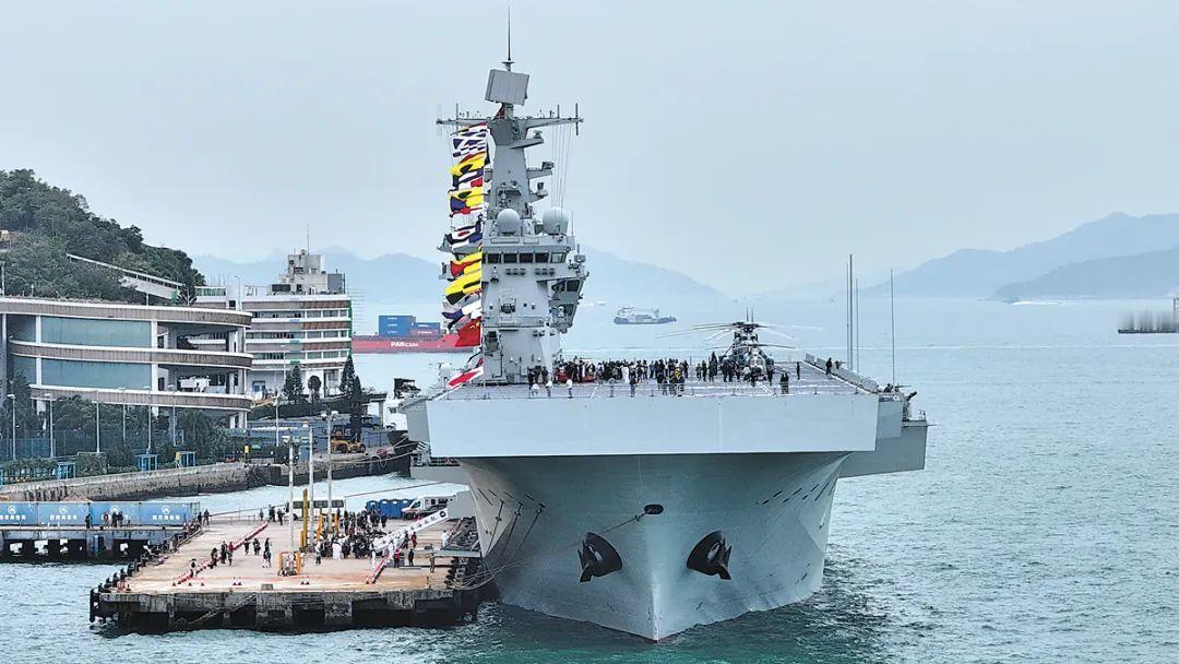 11月22日，正在香港访问的海军海南舰举行舰艇开放活动。黄 广摄 