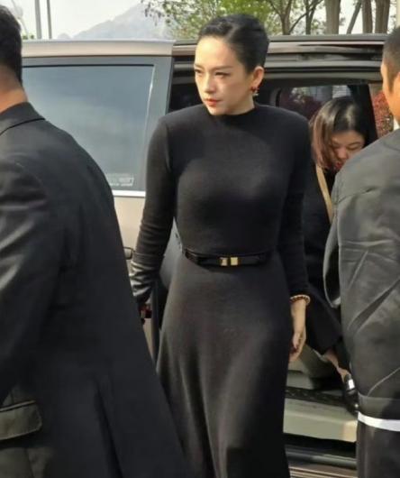 网上都在说这叫气场，但我怎么觉得她很气愤呢？
全身都在很用力的憋着劲的感觉，似乎