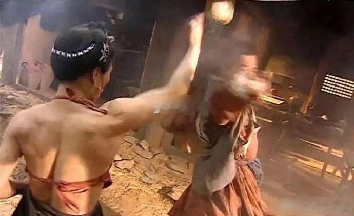 如果导演不喊"卡"，感觉图二的"孙二娘"能把武松打巳 