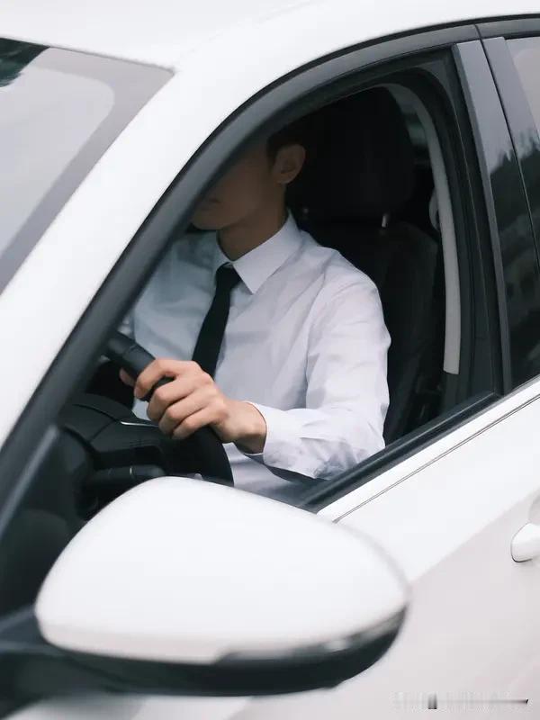 伴侣被同事蹭车，我挺介意的。之前有个女生，男友买车后女同事天天蹭车，后来男友还养