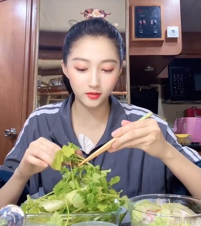 关晓彤饿了吃什么都好吃谁懂啊！关晓彤这句简直是干饭人嘴替！没有女明星包袱，饿了吃