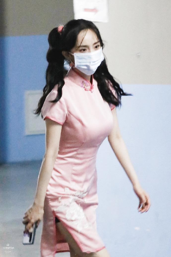 杨幂珠光白旗袍杨幂  “密室大逃脱”中杨幂姐姐这个粉色旗袍+双马尾造型也特别好看