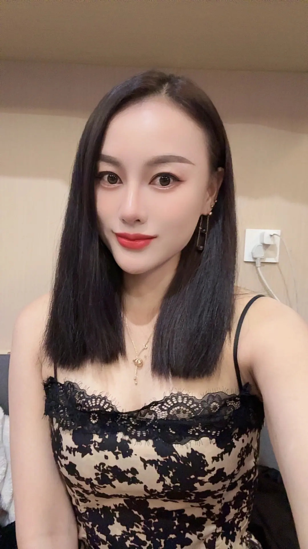 我不入你的局 我不期待你的认可 不需要你的夸奖也不害怕你的否定 你的评...