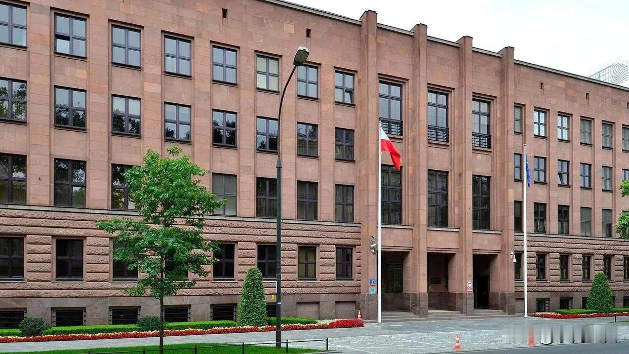 天天刷国际新闻，瞅着中国外长直奔波兰聊关闭波白边境的事，总觉得这背后藏着比“安全