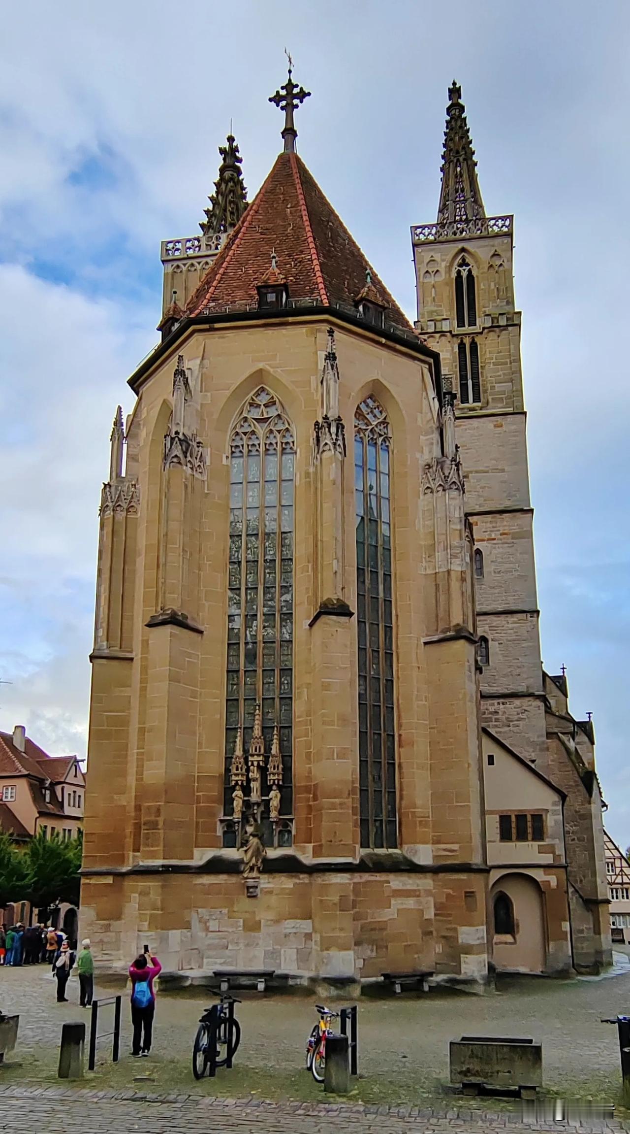 欧洲最具特色的“骑街建筑”——圣雅各布教堂（St.Jakobs-Kirche）。