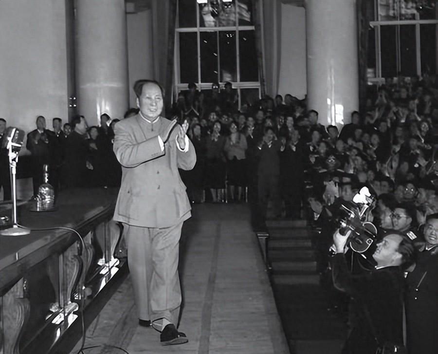 1957年国庆，32岁普通清洁工为何能登上天安门城楼，毛主席当场发问是谁让他来的