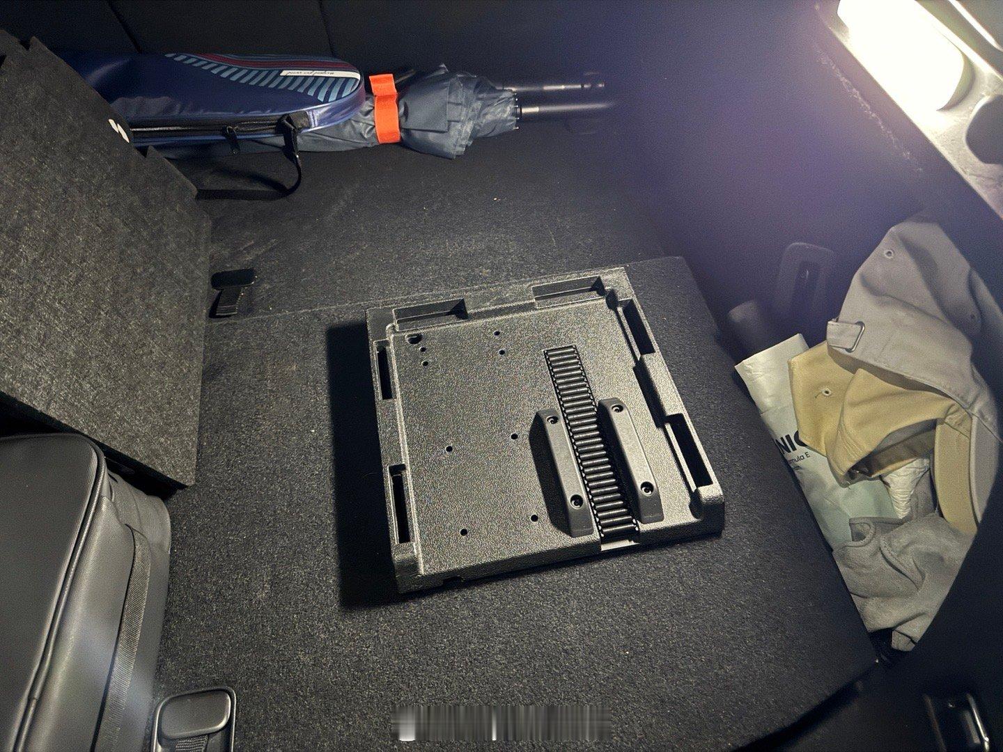 LEMMO这个产品绝对有BUG啊！刚才拿着这套收纳箱临时放在后备箱毛毡面上，好了