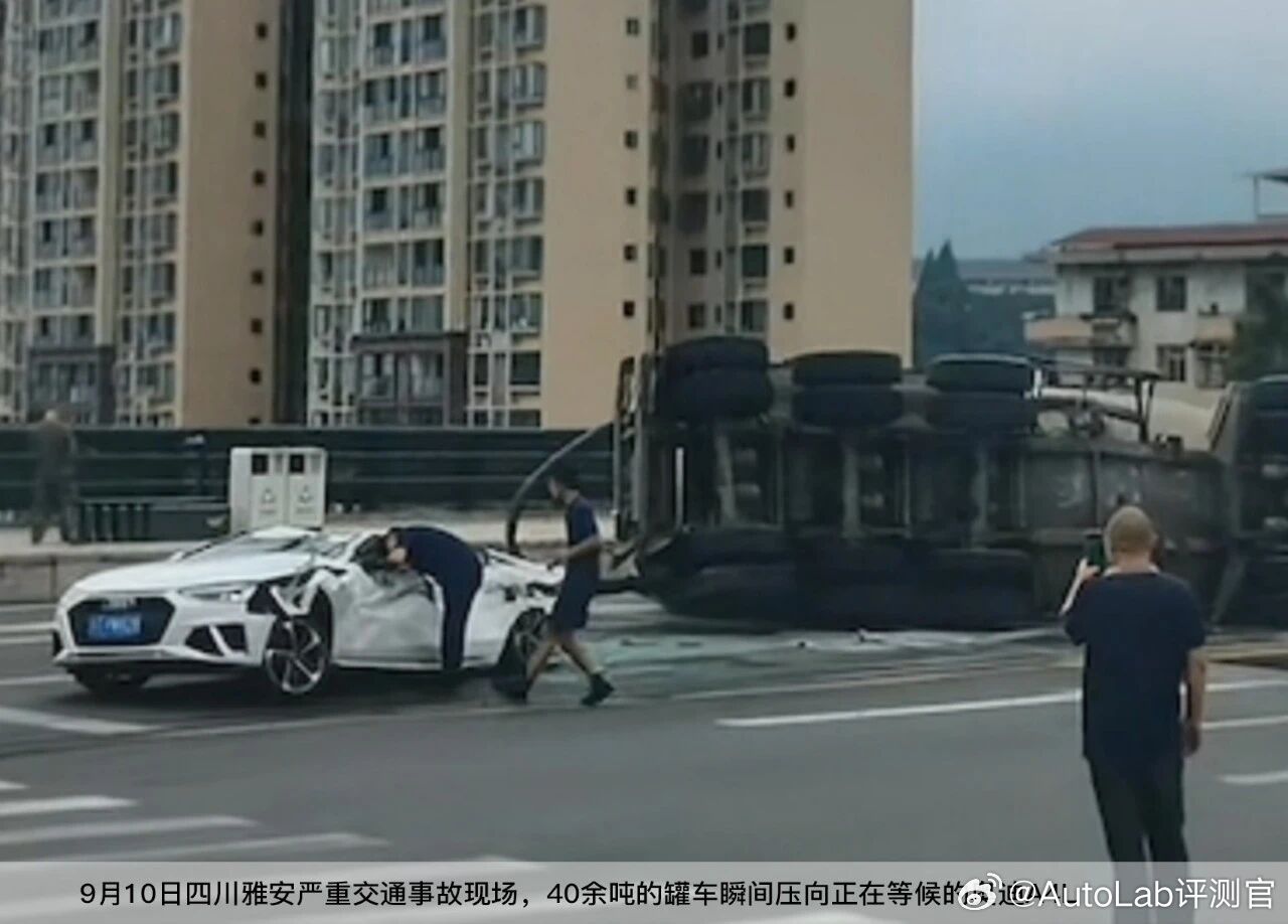 在今年9月10日下午，四川雅安的一辆奥迪A4L在路口等红绿灯时，一辆满载水泥的罐
