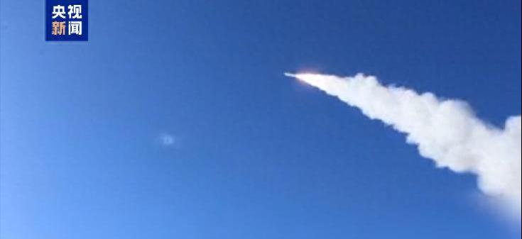 中东的火又被彻底点燃了。就在大家以为美国要踩刹车的时候，一艘美军油轮在深夜被炸成