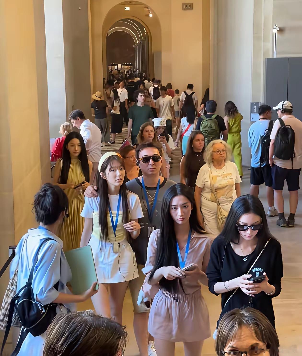 巴黎卢浮宫偶遇王思聪，许久没露面，一身普通休闲装，单独走在游客中毫不起眼。身边围