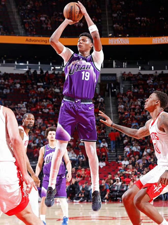 季前赛就这么认真？韦尔29+12，5号秀贝利25+6，杜兰特首秀20分。
NBA