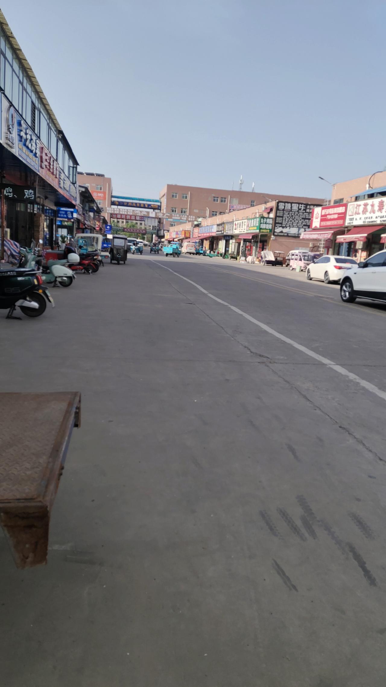 现在的郑州万邦批发市场，是你想象不到的冷清。
戴口罩那段时间，能撑的实体店都在硬