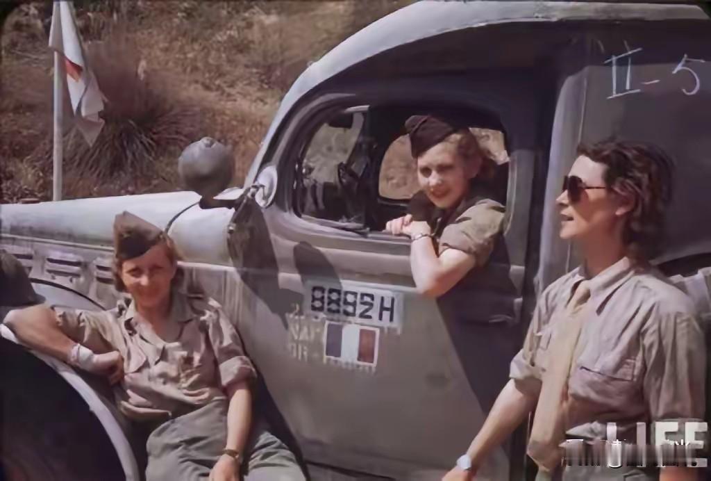 法国不愧是浪漫之国，二战中的法国女兵即使在战场上，依然保持自己的那颗爱美之心。